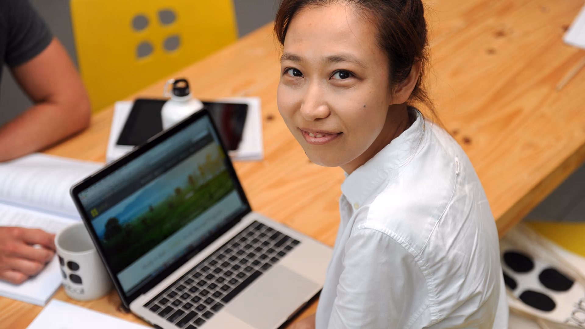 Student applying for a semester in Bali at a laptop in the GoBali office